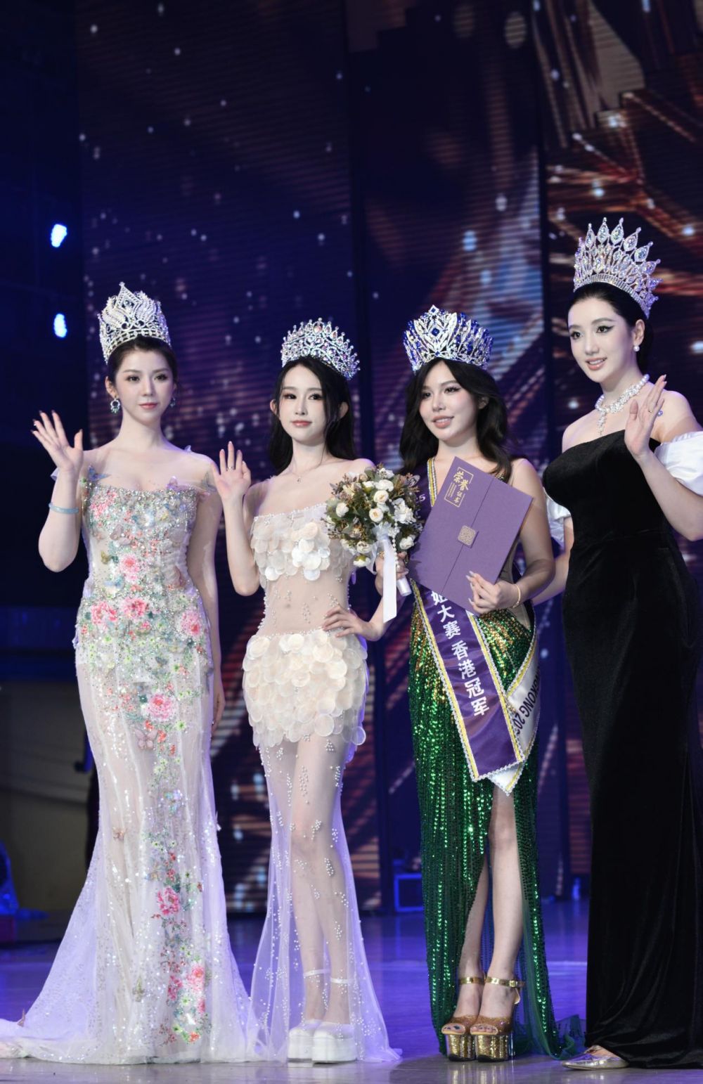 选手身着非, 以热烈掌声