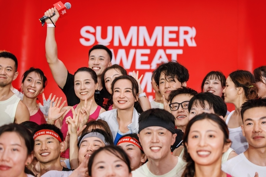 式品牌lu, 与近两千人