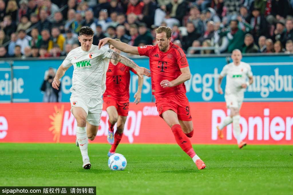 bba, 面前踢球的 bba, 面前踢球的